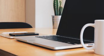 Kaffee am Computer